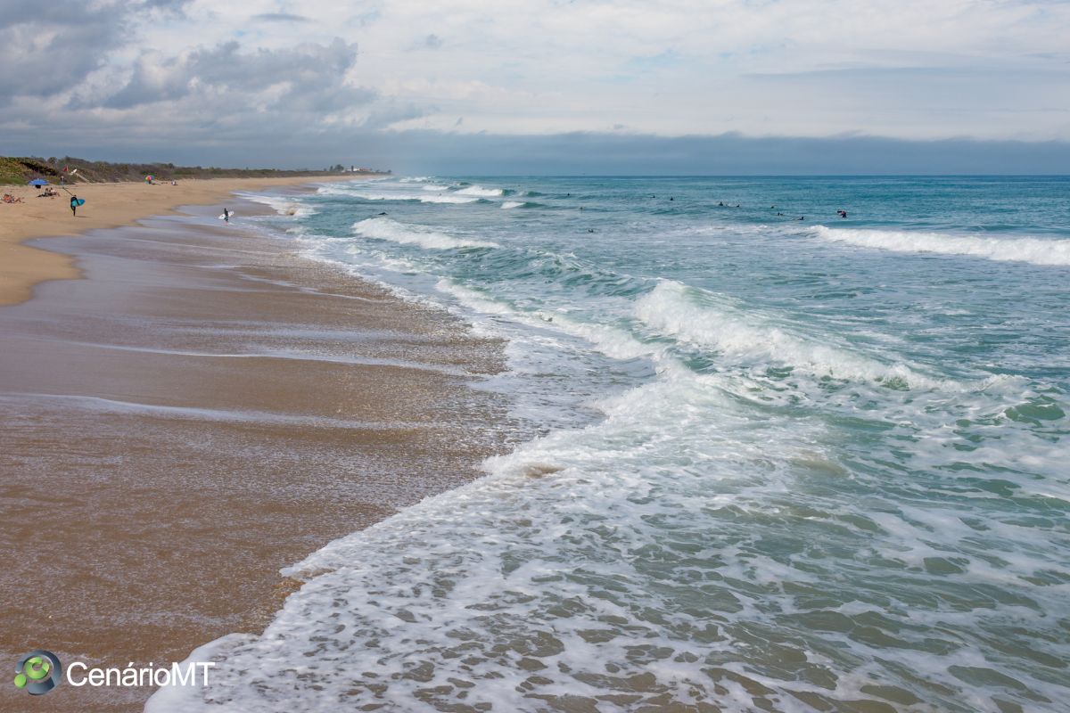 Praias terão muito calor, mas chuva pode atrapalhar